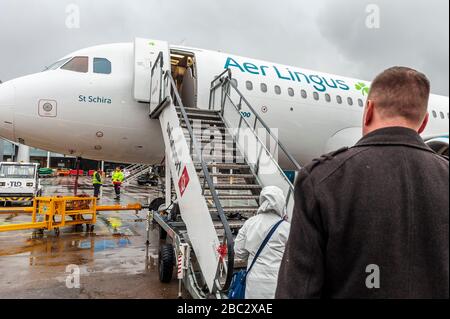 AER Lingus Airbus A320-214 à la porte de l'aéroport de Birmingham, Birmingham, Marston Green, West Midlands, Royaume-Uni. Banque D'Images