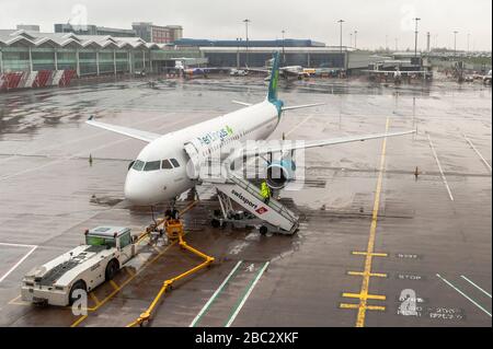 AER Lingus Airbus A320-214 à la porte de l'aéroport de Birmingham, Birmingham, Marston Green, West Midlands, Royaume-Uni. Banque D'Images