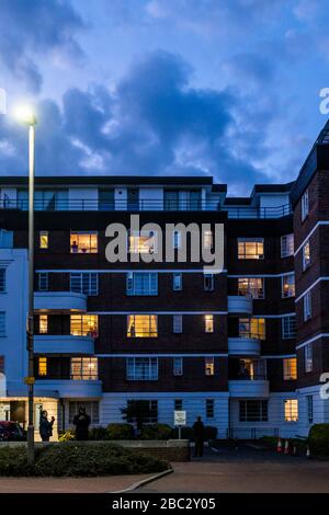 Londres, Royaume-Uni. 2 avril 2020. Les gens se penchent hors de leurs fenêtres, à High Trees House, pour montrer leur soutien au NHS et aux autres travailleurs clés. Le « verrouillage » se poursuit à Clapham - Coronavirus (Covid 19) à Londres. Crédit: Guy Bell/Alay Live News Banque D'Images