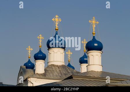 Les croix d'or et les dômes de l'église orthodoxe russe contre le ciel bleu. Banque D'Images