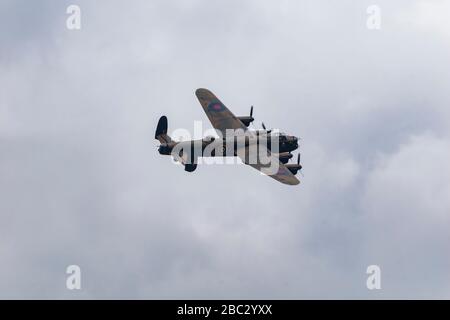 L'avion de bombardement Lancaster vole dans l'affichage aérien Banque D'Images