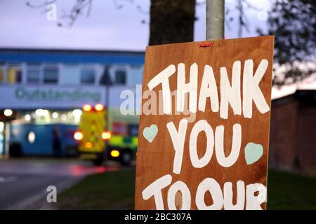 Chichester St Richards Hospital, West Sussex, Royaume-Uni - le personnel de l'hôpital voit et entend les applaudissements des habitants de la région qui ont applaudi et applaudi leur travail à 20:00 ce soir pendant le Coronavirus, (Covid-19) pandamique. Jeudi 2 avril 2020 © Sam Stephenson / Alay Live News. Banque D'Images