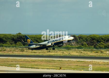 Barcelone, Espagne. 15 août 2019. Ryanair Boeing 737 atterrissage à l'aéroport Josep Tarradellas de Barcelone Banque D'Images