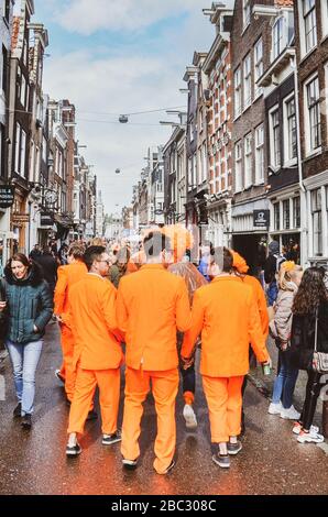 Amsterdam, Pays-Bas - 27 avril 2019: Jeunes vêtus de couleur orange nationale tout en célébrant la fête des rois, Koningsdtag, anniversaire du roi hollandais Willem-Alexander. Célébration de rue. Banque D'Images