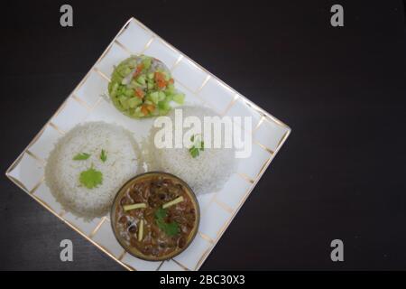 Deux bols de faire bouillir le riz avec des haricots rouges cuits et de la salade Banque D'Images