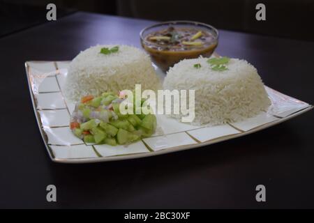 Deux bols de faire bouillir le riz avec des haricots rouges cuits et de la salade Banque D'Images