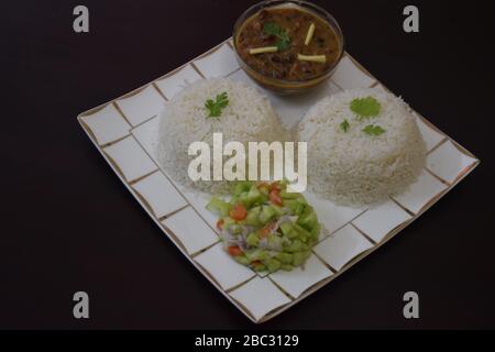 Deux bols de faire bouillir le riz avec des haricots rouges cuits et de la salade Banque D'Images