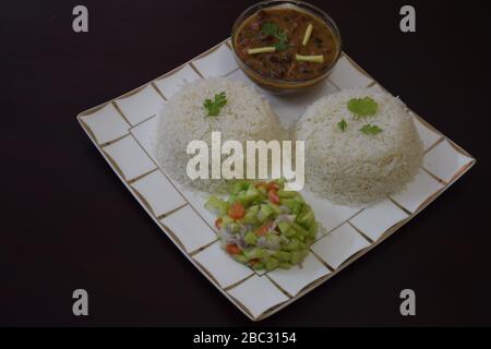 Deux bols de faire bouillir le riz avec des haricots rouges cuits et de la salade Banque D'Images