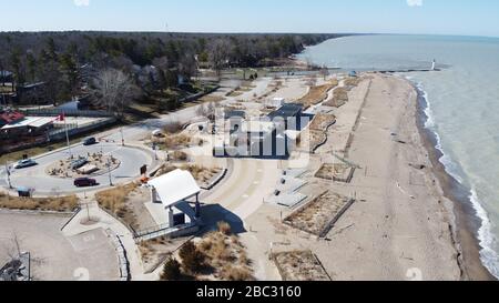 Le 2 avril 2020, Ontario Canada ferme tous les parcs et toutes les plages à cause de Coronavirus/Covid-19. Grand Bend Ontario vide avec seulement des signes d'urgence montrant la plage est fermée. Luke Durda/Alay Banque D'Images