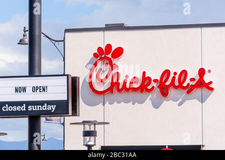 11 mars 2020 Santa Clara / CA / USA - Chick-fil-A et "ouvert maintenant fermé le dimanche" signes sur l'un de leurs emplacements; Chick-fil-A est un Fast-food américain r Banque D'Images