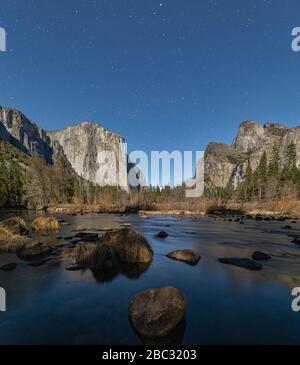 Yosemite Valley illuminée par la Supermoon à 3:00 sous une voûte d'étoiles Banque D'Images