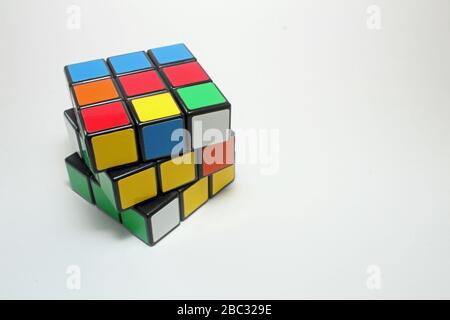 Cube de Rubik puzzle classique de Rubik multicolore 3 x 3 Banque D'Images