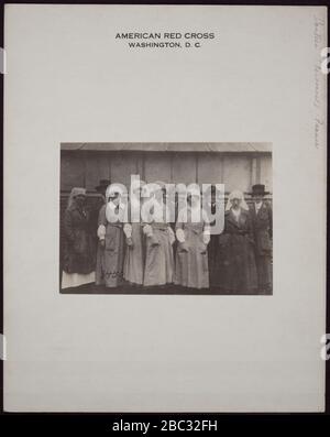 Groupe de travailleurs de l'ARC dans une cantine de la Croix-Rouge de gauche à droite - Mlle Anna L. Rochester, Mlle Gladys Cromwell, Mlle Elizabeth Strang, Mlle Helen J. Day, Mlle C. Wheller, Mme Mary Palmer Gardner, Banque D'Images