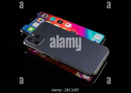 Galati, Roumanie - 23 mars 2020: Apple lance le nouveau smartphone iPhone 11 Pro et iPhone 11 Pro Max. IPhone Pro Max vue avant et iPhone 11 Pro bac Banque D'Images