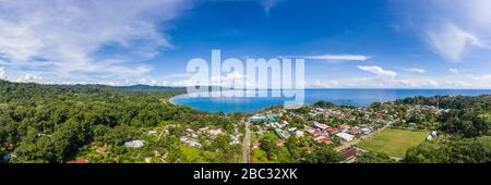 Vue panoramique aérienne face à Playa Negra et la ville côtière sud des Caraïbes de Puerto Viejo de Talamanca dans la province de Limón, Costa Rica. Banque D'Images
