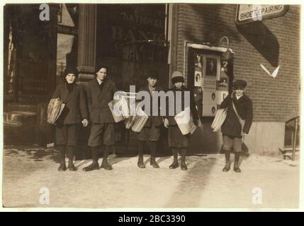 Groupe de newsies (10 ans les plus jeunes) vendant des papiers de Boston à midi. À barre et à Montpelier newsies sont excités de l'école un peu tôt à midi et la nuit afin d'obtenir à leur Banque D'Images