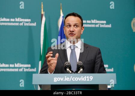 Taoiseach Leo Varadkar s'exprimant dans les bâtiments du gouvernement, Dublin, alors qu'il a présenté les médias sur les dernières mesures que les ministères du gouvernement ont introduites en réponse à Covid-19. Banque D'Images