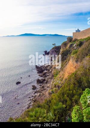 Talamone (Toscane, Italie) - UN petit village avec port et château sur la mer, dans la ville d'Orbetello, Monte Argentario, Toscane Banque D'Images