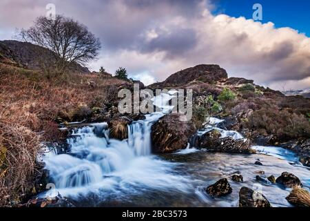 Chute d'eau sur le ruisseau de montagne, parc national de snowdonia, Pays de Galles. Eau soyeuse à longue exposition Banque D'Images