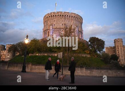 Les résidents du château de Windsor, alors qu'il est devenu bleu pour saluer les héros locaux au cours de l'initiative nationale de Clap for Carers NHS de jeudi pour applaudir les travailleurs du NHS qui combattent la pandémie de coronavirus lorsque les sites touristiques du Royaume-Uni seront éclairés en bleu. Banque D'Images