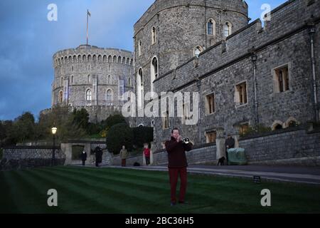 Les résidents du château de Windsor, alors qu'il est devenu bleu pour saluer les héros locaux au cours de l'initiative nationale de Clap for Carers NHS de jeudi pour applaudir les travailleurs du NHS qui combattent la pandémie de coronavirus lorsque les sites touristiques du Royaume-Uni seront éclairés en bleu. Banque D'Images