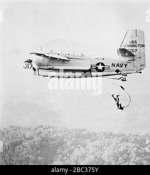 Grumman C-1 A Trader chute les parachutistes en 1962. Banque D'Images