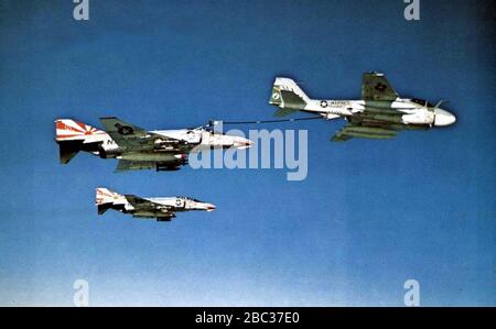 Grumman KA-6 D Intruder de VMA(AW)-224 réfute McDonnell F-4 B Phantom IIS de VF-111, vers 1972. Banque D'Images