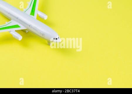 Mini-avion jouet sur fond jaune. Voyage en avion. Banque D'Images
