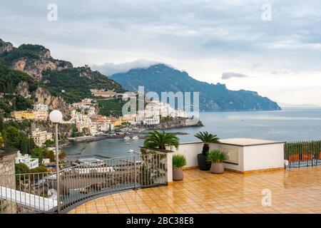 La ville d'Amalfi sur la ligne de côte de la mer méditerranée, Italie Banque D'Images