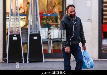 Rome, Italie, 10 mars 2020. Un homme porte un masque pour se protéger du Covid-19. Banque D'Images