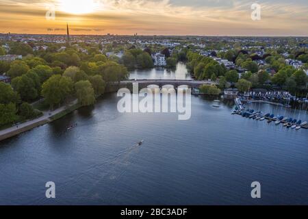 Vue aérienne sur l'estuaire de l'Alster en soirée Banque D'Images