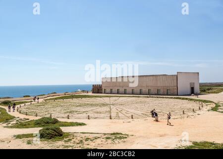 Le compas de Mariner est situé en pierre, mais peut-être un cadran solaire, Fortaleza de Sagres, fort d'Henry le navigateur, Sagres, Algarve, Portugal Banque D'Images