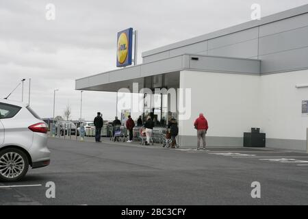 Files d'attente de distanciation sociale à la superboutique Lidl en raison de la pandémie de coronavirus COVID-19, Beverley, East Riding of Yorkshire Banque D'Images