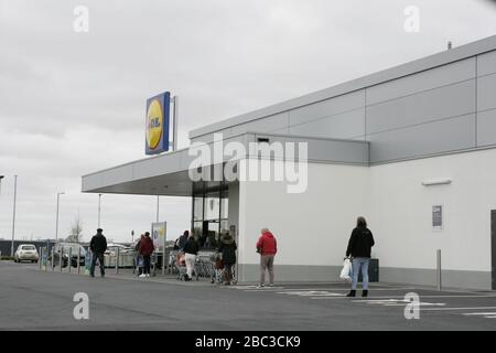 Files d'attente de distanciation sociale à la superboutique Lidl en raison de la pandémie de coronavirus COVID-19, Beverley, East Riding of Yorkshire Banque D'Images