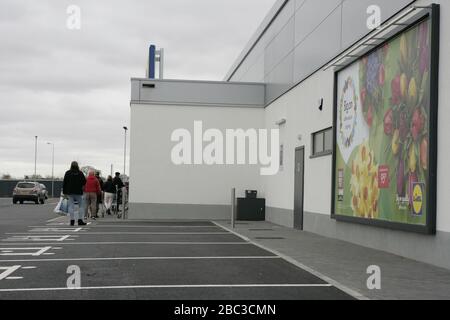 Files d'attente de distanciation sociale à la superboutique Lidl en raison de la pandémie de coronavirus COVID-19, Beverley, East Riding of Yorkshire Banque D'Images