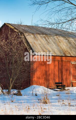 Grange classique en hiver dans le centre du Michigan, États-Unis [pas de mainlevée de propriété; disponible pour licence éditoriale seulement] Banque D'Images