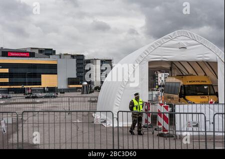 Un trajet à travers le centre de test coronavirus / COVID-19 près de Siemens Arena, à Vilnius, la capitale de la Lituanie. Banque D'Images