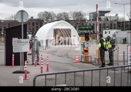 Un trajet à travers le centre de test coronavirus / COVID-19 à Vilnius, la capitale de la Lituanie. Banque D'Images