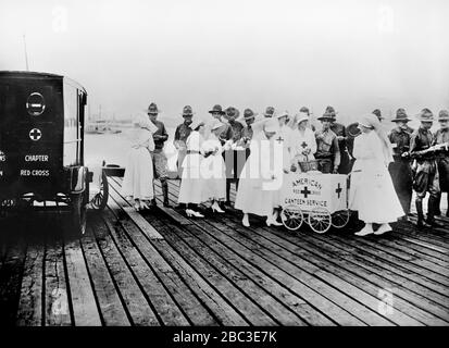 Service de cantine de la Croix-Rouge américaine pendant l'épidémie de grippe, Nouvelle-Orléans, Louisiane, États-Unis, American National Red Cross Photosition Collection, février 1919 Banque D'Images