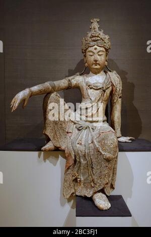 Guanyin assis dans la posture de la facilité royale, Chine, dynastie des chansons du Sud, c. 1250 AD, bois, argile blanche, traces de pigments Banque D'Images