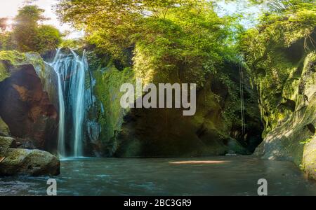 Photo composite de la cascade de Tembuku et du parc de loisirs dans un canyon forestier, Bali, Indonésie Banque D'Images