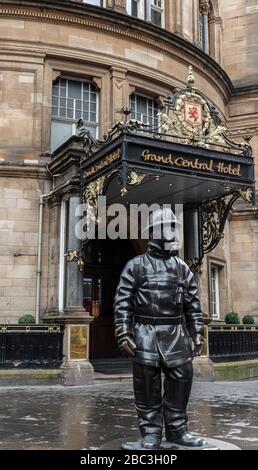 Statue de pompier devant le Grand Central Hotel à Glasgow, Écosse Banque D'Images