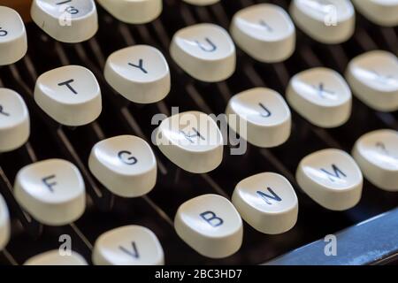 Gros plan de lettres sur un clavier de machine à écrire à l'ancienne Banque D'Images