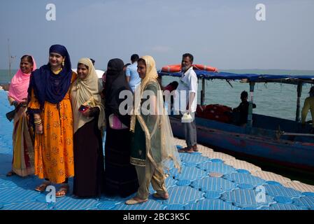 Touristes locaux visitant le temple de Kalijai, le lac Chilika, Odisha, Inde Banque D'Images