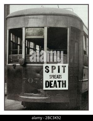 PANDEMIC SPANISH GRIPPE Archive 1900s USA Philadelphia tramway tramway avec une affiche disant 'LA FOSSE PROPAGE LA MORT' pendant la pandémie de grippe 1918-1919, également connue sous le nom de grippe espagnole.USA concept pour LE CORONAVIRUS Covid-19 Banque D'Images
