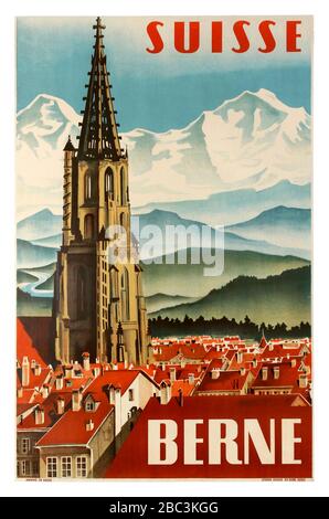 BERNE Vintage 1930 affiche de voyage publiée en français pour promouvoir Berne en Suisse (Suisse). Berne, la capitale de la Suisse, Illustration montre la ville et la célèbre cathédrale avec un retour d'une chaîne de montagnes. Berne ou Berne est la capitale de facto de la Suisse, 1934, designer: Reber Bernhard, Banque D'Images