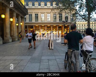 paris, France, foule moyenne Marche des gens, danse de rue, sur la place de la ville, quartier Palais Royale, scène animée de rue parisienne Banque D'Images