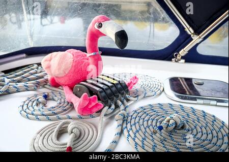 Le jouet en flamants roses et les cordes de yacht de voile s'entailent parfaitement près de ses pinces. Largs, Écosse. Banque D'Images