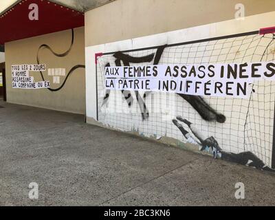 Montreuil, France, Affiches féministes avec slogan anti-féminicide sur le mur Banque D'Images