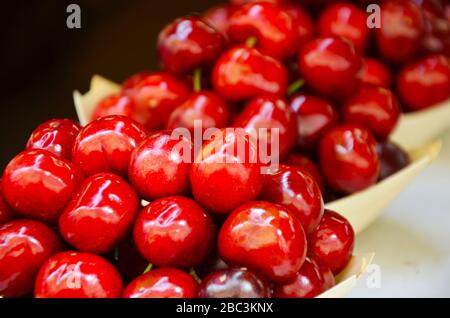 cerises fraîches en gros plan Banque D'Images